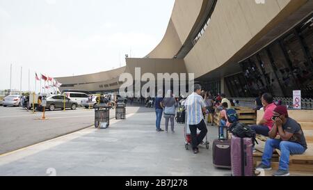 Paranaque, Philippines. 15 mars 2020. Des centaines de passagers nationaux des principaux aéroports nationaux des Philippines le 15 mars 2020 n'ont pas été autorisés à entrer dans le métro Manille en raison du verrouillage de contenir le code VID19 Red Alert niveau 2 dans la métropole. Mais l'aéroport NAIA est toujours ouvert aux vols internationaux au milieu de la quarantaine du métro de Manille. (Photo de Sherbien Dacalanio/Pacific Press/Sipa USA) Credit: SIPA USA/Alay Live News Banque D'Images