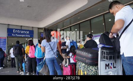 Paranaque, Philippines. 15 mars 2020. Des centaines de passagers nationaux des principaux aéroports nationaux des Philippines le 15 mars 2020 n'ont pas été autorisés à entrer dans le métro Manille en raison du verrouillage de contenir le code VID19 Red Alert niveau 2 dans la métropole. Mais l'aéroport NAIA est toujours ouvert aux vols internationaux au milieu de la quarantaine du métro de Manille. (Photo de Sherbien Dacalanio/Pacific Press/Sipa USA) Credit: SIPA USA/Alay Live News Banque D'Images