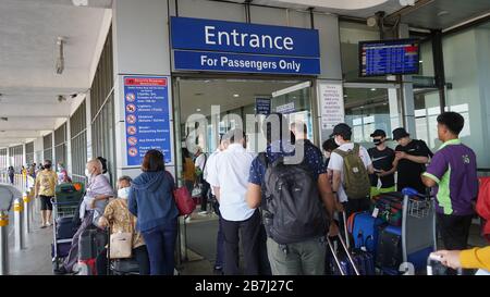 Paranaque, Philippines. 15 mars 2020. Des centaines de passagers nationaux des principaux aéroports nationaux des Philippines le 15 mars 2020 n'ont pas été autorisés à entrer dans le métro Manille en raison du verrouillage de contenir le code VID19 Red Alert niveau 2 dans la métropole. Mais l'aéroport NAIA est toujours ouvert aux vols internationaux au milieu de la quarantaine du métro de Manille. (Photo de Sherbien Dacalanio/Pacific Press/Sipa USA) Credit: SIPA USA/Alay Live News Banque D'Images