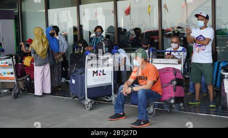 Paranaque, Philippines. 15 mars 2020. Des centaines de passagers nationaux des principaux aéroports nationaux des Philippines le 15 mars 2020 n'ont pas été autorisés à entrer dans le métro Manille en raison du verrouillage de contenir le code VID19 Red Alert niveau 2 dans la métropole. Mais l'aéroport NAIA est toujours ouvert aux vols internationaux au milieu de la quarantaine du métro de Manille. (Photo de Sherbien Dacalanio/Pacific Press/Sipa USA) Credit: SIPA USA/Alay Live News Banque D'Images