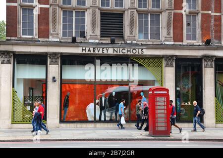 LONDRES, Royaume-Uni - 9 JUILLET 2016 : magasin phare de Harvey Nichols à Knightsbridge, Londres. Harvey Nichols est une chaîne de grand magasin britannique de luxe. Banque D'Images