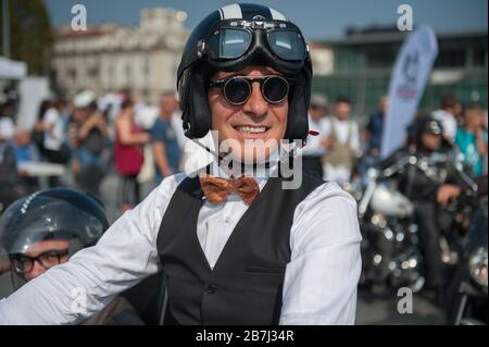 Turin, Italie, 29 septembre 2019, élégance et style des motards de la promenade des messieurs distingués à Turin Banque D'Images