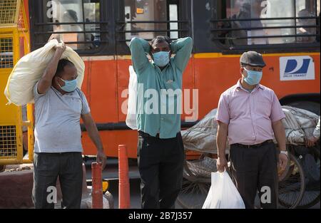 New Delhi, Inde. 16 mars 2020. Les personnes portant des masques sont vues sur un marché à l'ancienne Delhi, en Inde, le 16 mars 2020. Avec trois nouveaux cas, le nombre total de cas COVID-19 en Inde est passé à 110 lundi, selon les données officielles du Ministère de la santé du pays. Crédit: Javed Dar/Xinhua/Alay Live News Banque D'Images