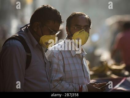 New Delhi, Inde. 16 mars 2020. Les personnes portant des masques sont vues sur un marché à l'ancienne Delhi, en Inde, le 16 mars 2020. Avec trois nouveaux cas, le nombre total de cas COVID-19 en Inde est passé à 110 lundi, selon les données officielles du Ministère de la santé du pays. Crédit: Javed Dar/Xinhua/Alay Live News Banque D'Images