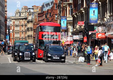 Londres, Royaume-Uni - 6 JUILLET 2016 : les gens visitent Shaftesbury Avenue à Londres. Londres est la ville la plus peuplée du Royaume-Uni avec 13 millions de personnes vivant dans son Banque D'Images