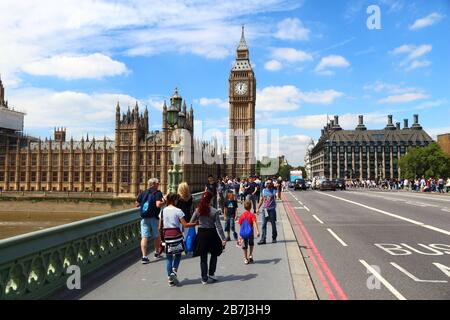 Londres, UK - 7 juillet 2016 : les gens à pied près de Big Ben à Londres, au Royaume-Uni. Londres est la ville la plus populeuse au Royaume-Uni avec 13 millions de personnes vivant dans le rencontré Banque D'Images