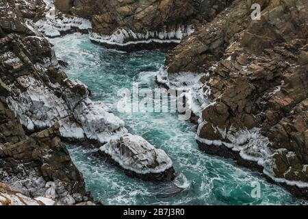 Surmontée de l'océan et de roches dangereuses au phare de Cape Bonavista sur la péninsule de Bonavista, Terre-Neuve, Canada Banque D'Images