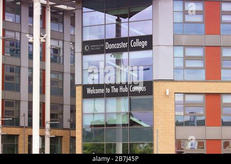 DONCASTER, Royaume-Uni - 12 juillet 2016 : Doncaster College Building au Royaume-Uni. Doncaster College a 13 500 étudiants. Banque D'Images