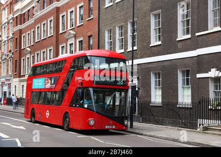 Londres, UK - 9 juillet 2016 : Les gens ride Nouveau Routemaster bus dans City of London. Le bus hybride diesel-électrique est un nouveau, version moderne du célèbre lit Banque D'Images