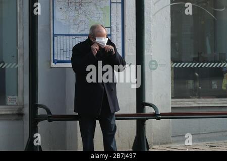 Bruxelles, Belgique. 16 mars 2020. Un homme porte un masque à un arrêt de bus à Bruxelles, Belgique, le 16 mars 2020. La Belgique a enregistré 172 nouveaux cas d'infection à COVID-19, a annoncé lundi l'institut de santé publique Sciensano. Crédit: Zheng Huansong/Xinhua/Alay Live News Banque D'Images