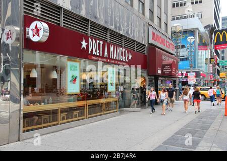 NEW YORK, États-Unis - 4 JUILLET 2013: Les gens marchent par le restaurant Pett A Manger à New York. C'est une chaîne britannique de magasins de vente au détail de sandwich. Ils ont 168 magasins Banque D'Images