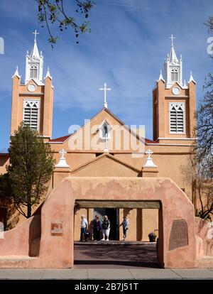 L'église catholique San Felipe de Neri, dans la vieille ville d'Albuquerque, au Nouveau-Mexique, a fermé ses portes en raison de la pandémie. Banque D'Images