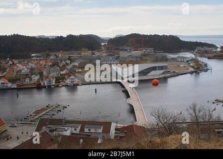 Le fleuve saumon de Mandalselva traverse la petite ville de Mandal, où il atteint son embouchure en mer du Nord (Norvège) Banque D'Images