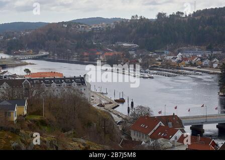 Le fleuve saumon de Mandalselva traverse la petite ville de Mandal, où il atteint son embouchure en mer du Nord (Norvège) Banque D'Images