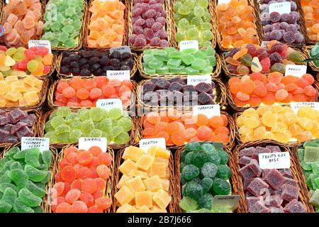 Assortiment de bonbons sur le marché de Boqueria à Barcelone, Espagne. Boutique de bonbons. Banque D'Images