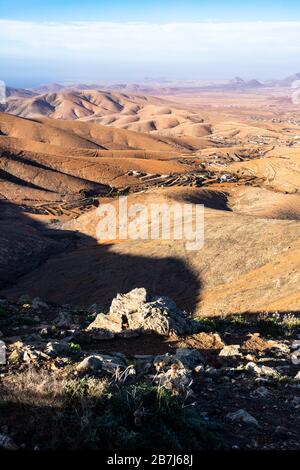 La vue sur un paysage sec et stérile de Mirador de guise y Ayose dans le centre de l'île des Canaries de Fuerteventura Banque D'Images