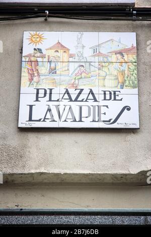MADRID, ESPAGNE - 24 OCTOBRE 2012: Plaza de Lavapies panneau de rue typique à Madrid, Espagne. Les panneaux de céramique artistique sont typiques de Madrid. Banque D'Images