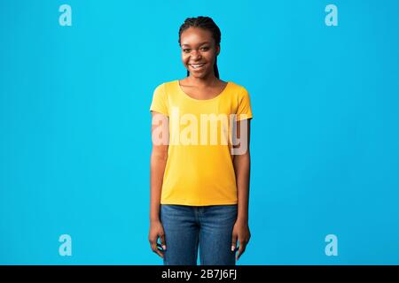 Black Girl in Braces Smiling à l'appareil photo, Studio Shot Banque D'Images