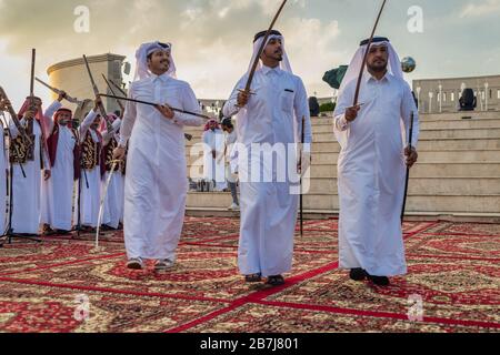 Qatar danse traditionnelle du folklore (danse Ardah) dans le village culturel de Katara, Doha- Qatar avec l'amphithéâtre à l'arrière Banque D'Images