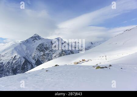 Rochers de neige de la crête caucasienne principale près du village de ski de la station Dombay. La vue de la montagne Mussa-Achitara Banque D'Images