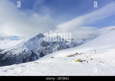 Falaises de neige des pics de la principale crête caucasienne près du village de ski de la station Dombay. La vue de la montagne Mussa-Achitara Banque D'Images