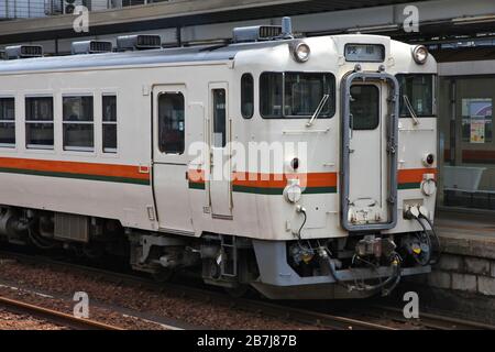 KAKAMIGAHARA, JAPON - 29 avril 2012 : KiHa diesel série 40 en train de voyageurs Shin-Unuma, Kakamigahara, au Japon. C'est raccord spécifique fabriquant Banque D'Images