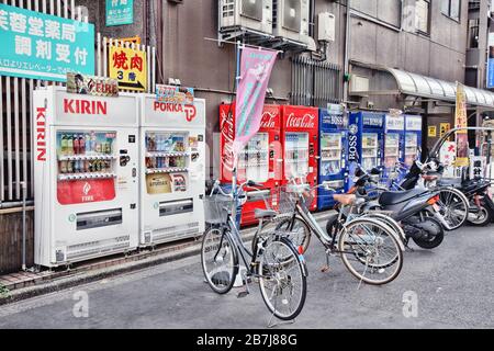 TOKYO, JAPON - 12 avril 2012 : Distributeurs automatiques à Tokyo, Japon. Le Japon est célèbre pour ses distributeurs automatiques, avec plus de 5,5 millions de machines nationw Banque D'Images