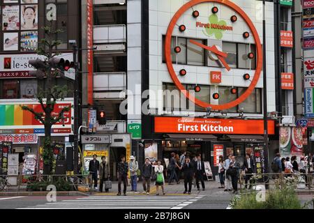 TOKYO, JAPON - 8 MAI 2012: Visite de Shinjuku, Tokyo, Japon. La grande région de Tokyo est la région métropolitaine la plus peuplée du monde (38 millio Banque D'Images