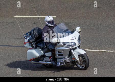 Pilote de moto Honda ; circulation automobile, transport à deux roues, véhicules modernes, motocyclettes, véhicules, routes, motocyclettes motards motards sur l'autoroute   Chorley, Royaume-Uni Banque D'Images