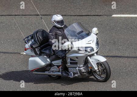 Pilote de moto Honda ; circulation automobile, transport à deux roues, véhicules modernes, motocyclettes, véhicules, routes, motocyclettes motards motards sur l'autoroute   Chorley, Royaume-Uni Banque D'Images