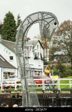 Statue de sculpture en fil métallique du célèbre monstre du Loch Ness Nessie, près du canal calédonien à fort Augustus, Highlands, Écosse Banque D'Images