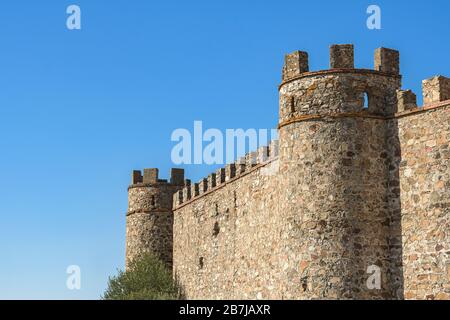 Remparts et tourelles d'un château médiéval sur un fond bleuté Banque D'Images