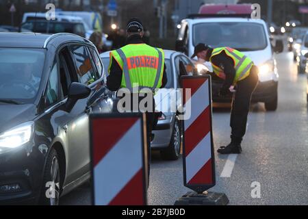 Stralsund, Allemagne. 16 mars 2020. Les policiers contrôlent le trafic des véhicules en direction de l'île de Rügen, devant le pont de Ziegelgraben. Tous les États côtiers d'Allemagne du Nord fermera leurs îles dans le Nord et la mer Baltique aux touristes lundi en raison de la propagation du coronavirus. En Mecklembourg-Poméranie occidentale, les mesures ont été introduites progressivement sur les îles de Rügen, Usedom, Hiddensee et Poel. Crédit: Stefan Sauer/dpa-Zentralbild/dpa/Alay Live News Banque D'Images