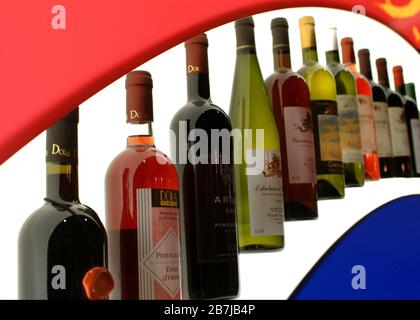 Turin, Piémont, Italie. -10/26/2009- juste 'Wine Show' rangée de bouteilles de vins rouges et blancs. Banque D'Images