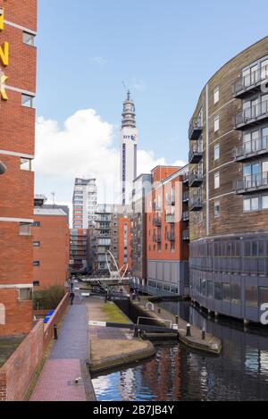 Vue sur le canal de Birmingham et Fazeley dans le centre-ville de Birmingham, au Royaume-Uni Banque D'Images