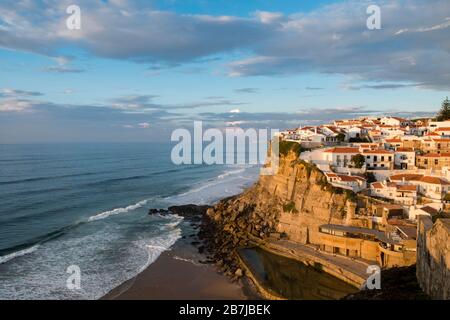 Azenhas do Mar, ville balnéaire de la municipalité de Sintra, Portugal Banque D'Images