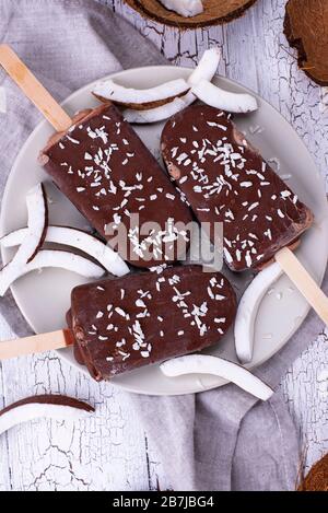Popsicles de noix de coco dans le glaçage au chocolat Banque D'Images