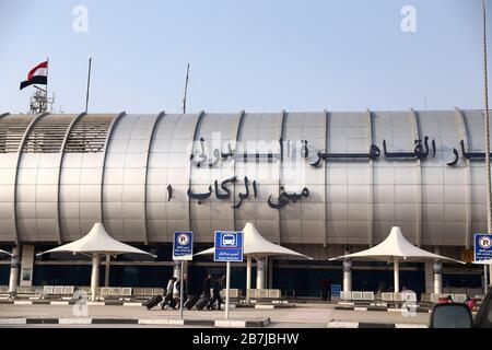 Le Caire, Egypte. 16 mars 2020. La photo prise le 16 mars 2020 montre le terminal 1 de l'aéroport international du Caire au Caire, en Egypte. L'Egypte suspendra tous les vols de passagers à destination et en provenance de ses aéroports en tant que mesure de protection contre la propagation du coronavirus, a déclaré lundi le premier ministre du pays. Crédit: Ahmed Gomaa/Xinhua/Alay Live News crédit: Xinhua/Alay Live News Banque D'Images