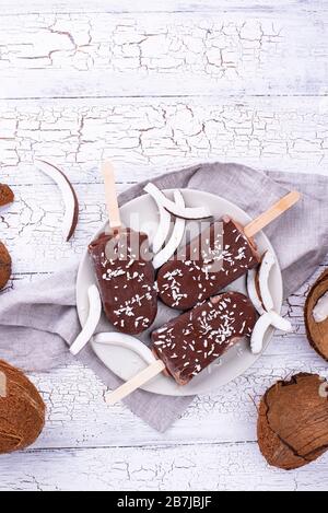 Popsicles de noix de coco dans le glaçage au chocolat Banque D'Images