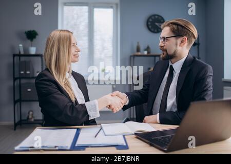 Les partenaires commerciaux se serrent entre les mains après les négociations Banque D'Images