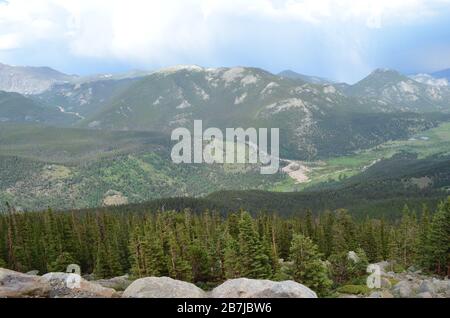 L'été dans le parc national des montagnes Rocheuses : rivière roaring, Mt Tileston, Bighorn Mtn, ventilateur alluvial, parc Horseshoe, lacs Sheep, McGregor Mtn et les aiguilles Banque D'Images