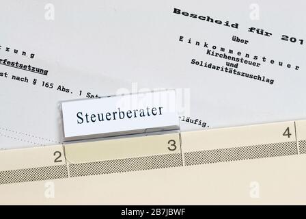Steuerbescheid - Steuerberater: Facture d'impôt allemande déposée pour le conseiller fiscal Banque D'Images