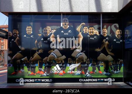 Équipe nationale de rugby de Nouvelle-Zélande tous les Noirs qui ont joué la haka traditionnelle. Affiche sur panneau à Auckland, Nouvelle-Zélande, lors de la coupe du monde de rugby 2019 Banque D'Images