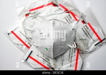 PARIS, FRANCE - 15 MARS 2020 : masques de protection certifiés de la marque N 95 de 3 m sur une table blanche. Banque D'Images