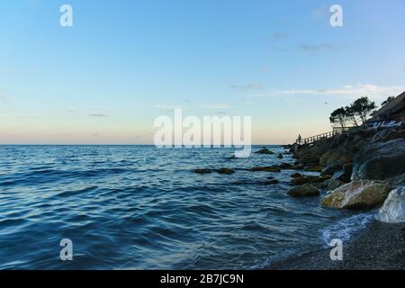 Crépuscule sur la belle plage de Zelenyy Mys à Alupka. Crimée Banque D'Images