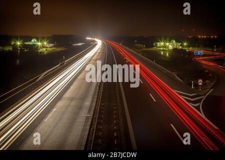 Trafic en soirée sur l'A20 en Allemagne Banque D'Images