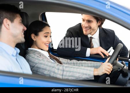 Coupler la voiture de test avec le concessionnaire assis en auto Banque D'Images