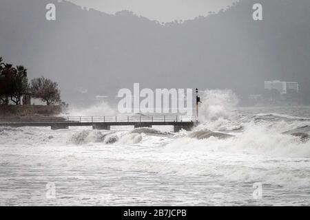 16 mars 2020, Espagne, Cala Millor: Les vagues se brisent à la mole de la jetée de ferry de Cala Millor sur Majorque en mer agitée. Photo: Bodo Marks/dpa Banque D'Images