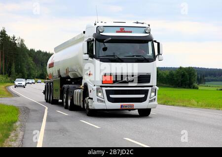 Semi-pétrolier Volvo FH blanc pour le transport ADR sur route le jour de l'été. Salo, Finlande. 20 juin 2019. Banque D'Images