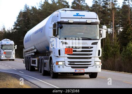 Deux camions-citernes blancs Scania semi-citernes Gasum transporte du GNL sur la route dans le sud de la Finlande au printemps. Code ADR 223-1972. Salo, Finlande. 13 mars 2020. Banque D'Images